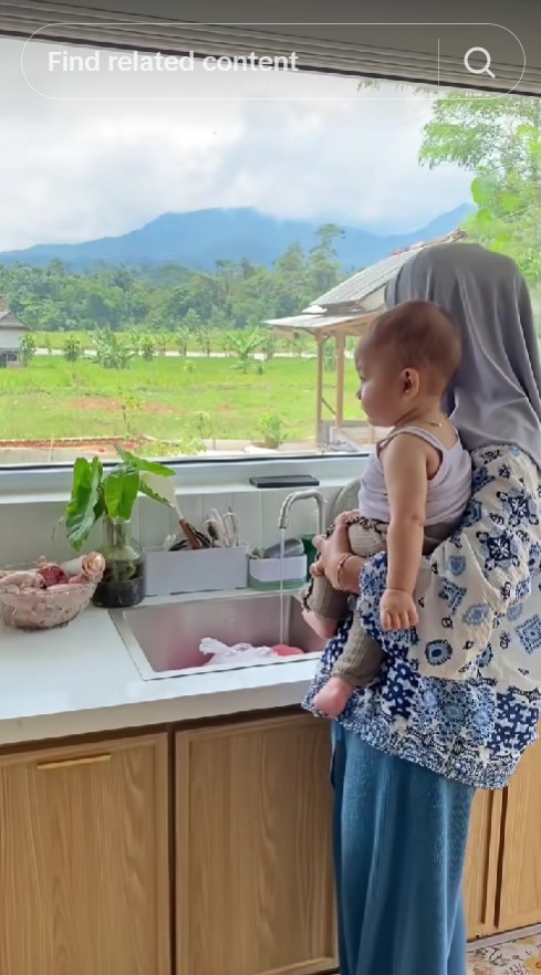 Pasutri ini bangun rumah 2 lantai di tengah sawah, 9 potret dapurnya punya view idaman para emak-emak
