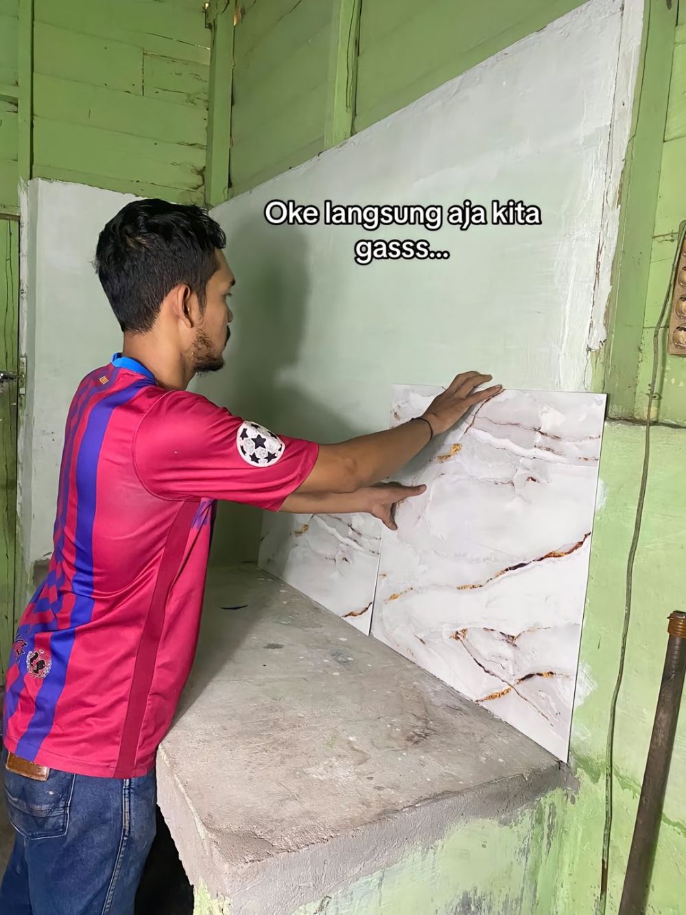 Dapur kontrakan kayu awalnya tampak kumuh dimakeover jadi estetik modal 100 ribuan, ini 9 potretnya