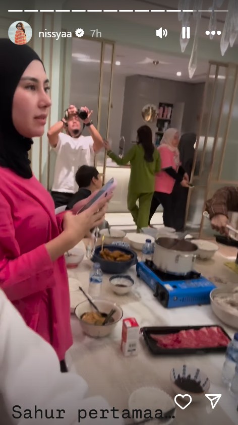 Antusias jalani puasa hari pertama, intip menu sahur 9 seleb, BCL simple masak telur