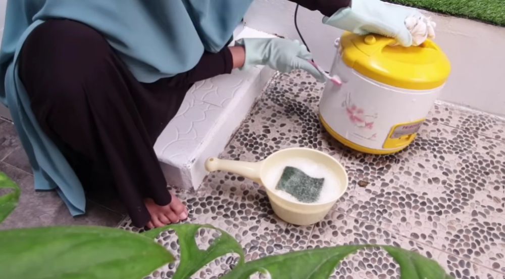 Trik bersihkan kotoran dan kerak dari magic com, cuma modal Rp3 ribu jadi bersih seperti baru