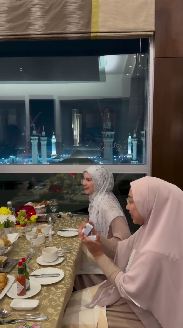 Baru terungkap, 7 momen Haldy Sabri lamar Irish Bella di Mekkah ini so sweet abis