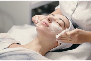 Tak perlu ke klinik, ini cara facial wajah sendiri di rumah untuk bantu basmi jerawat dan bruntusan