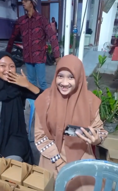 Potret souvenir pernikahan ini isinya unik, bukan kipas atau alat makan, bikin kasihan tapi gemes
