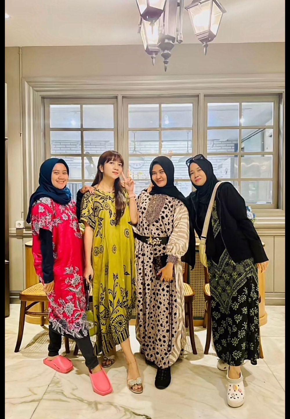 11 Potret lucu kostum buka bersama Ramadan ini antimainstream, ada yang cosplay sajadah