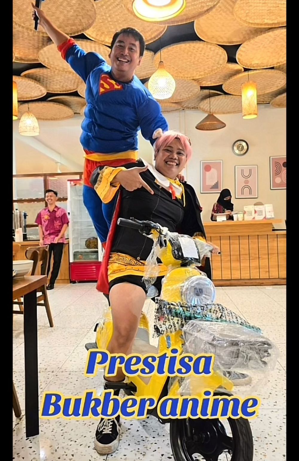 11 Potret lucu kostum buka bersama Ramadan ini antimainstream, ada yang cosplay sajadah