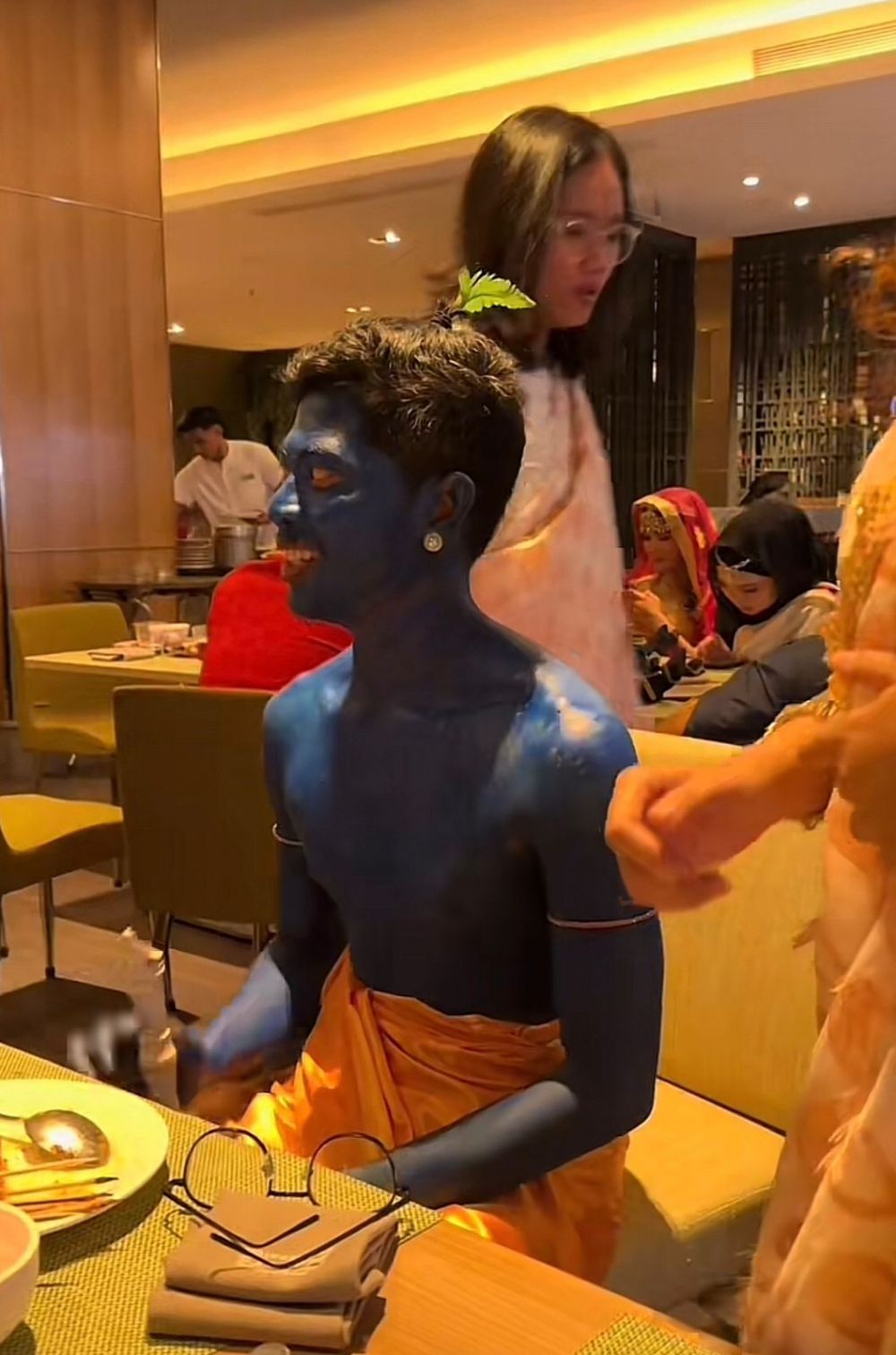 11 Potret lucu kostum buka bersama Ramadan ini antimainstream, ada yang cosplay sajadah