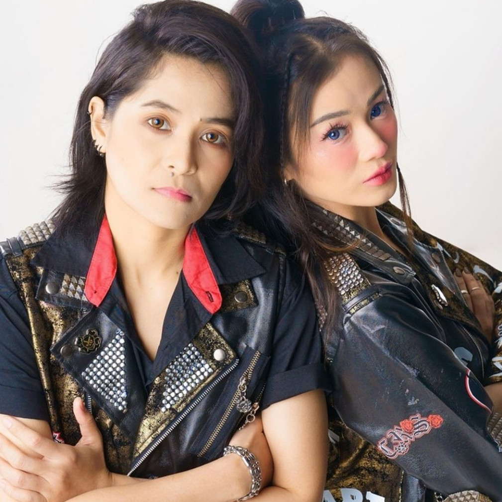 Disebut terlihat lebih anggun, intip 5 potret Mita dan Dara The Virgin kenakan hijab