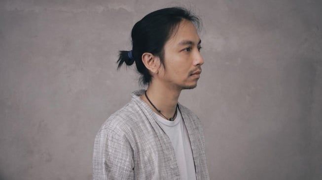 50 Kata-kata motivasi bijak Fiersa Besari tentang cinta, kehidupan, dan perjuangan, menggetarkan hati