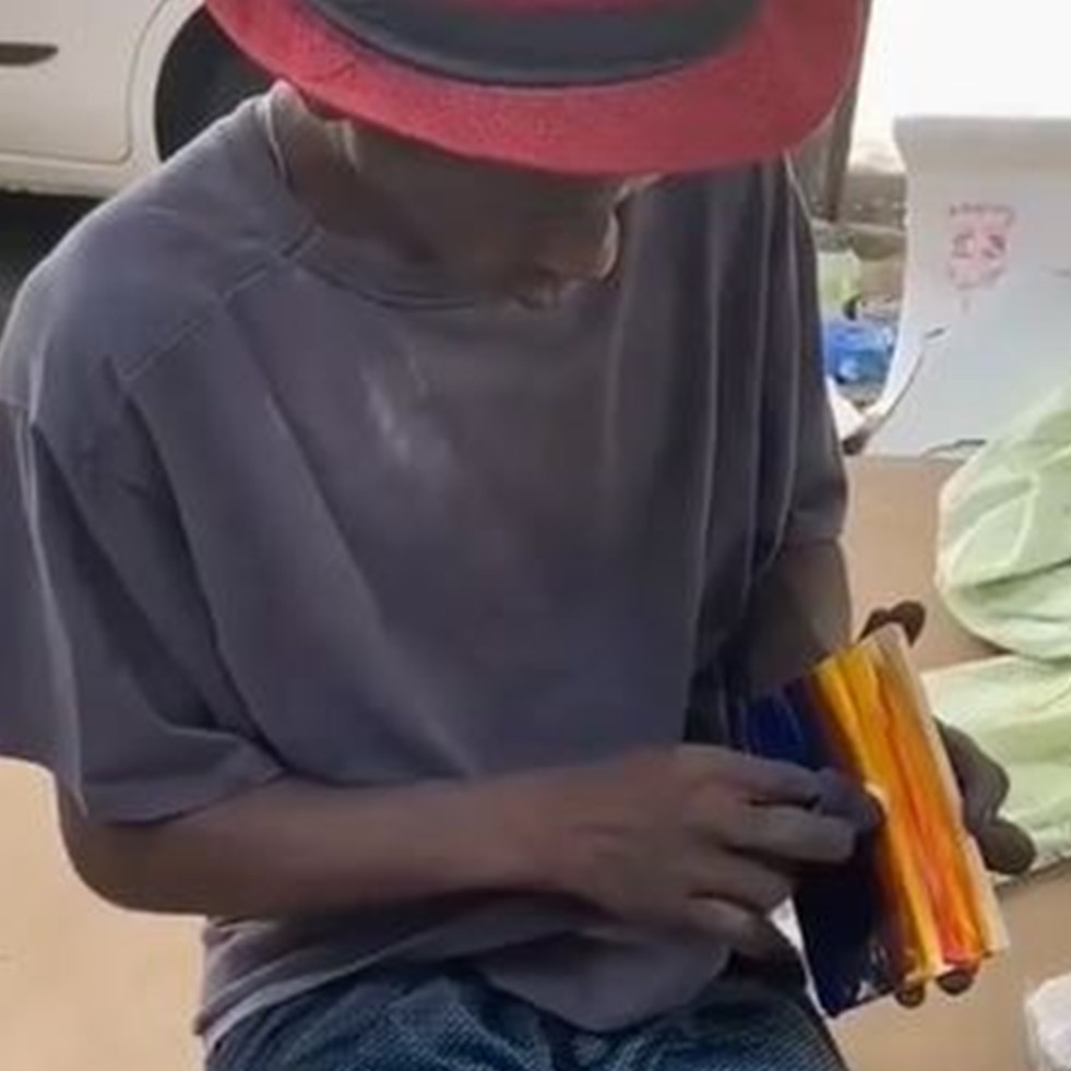 Lukisan pemandangan gunung karya pelukis jalanan ini ditawar Rp 3 M, intip kisah di baliknya