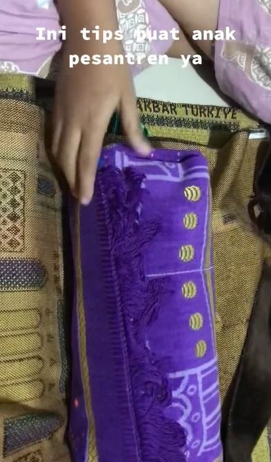 Trik agar es batu tak mencair tanpa dimasukkan kulkas dan diberi garam ala anak pesantren ini unik pol