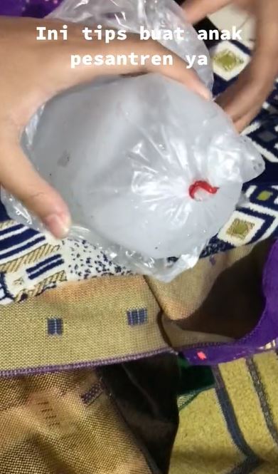 Trik agar es batu tak mencair tanpa dimasukkan kulkas dan diberi garam ala anak pesantren ini unik pol