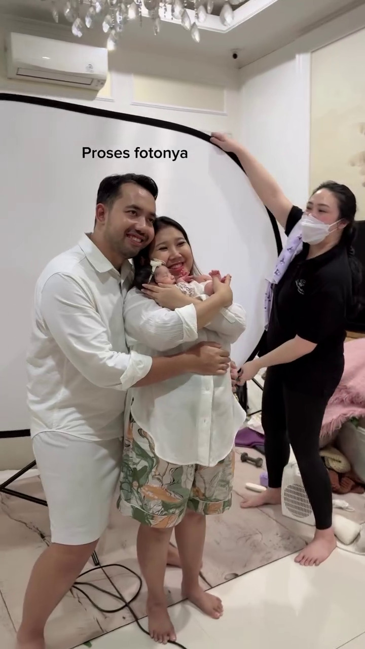 7 Momen Kiky Saputri dan Khairi jalani photoshoot bareng putri pertama, gaya si komika bikin ngakak