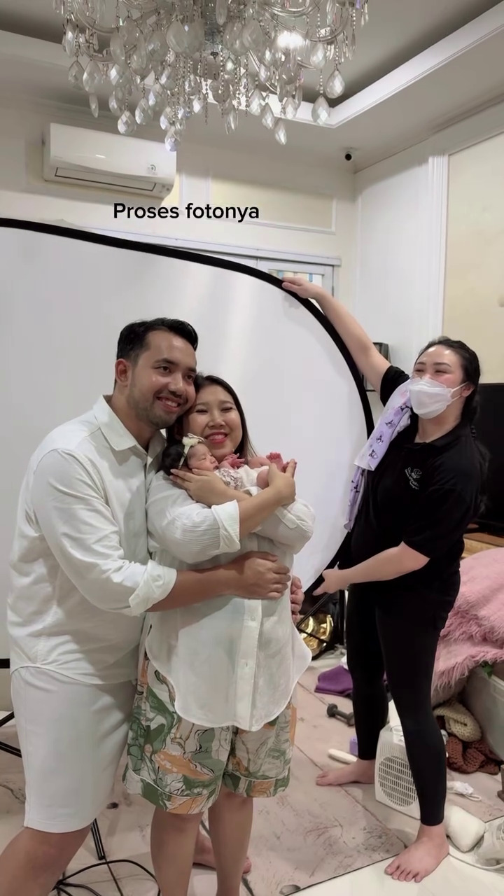 7 Momen Kiky Saputri dan Khairi jalani photoshoot bareng putri pertama, gaya si komika bikin ngakak