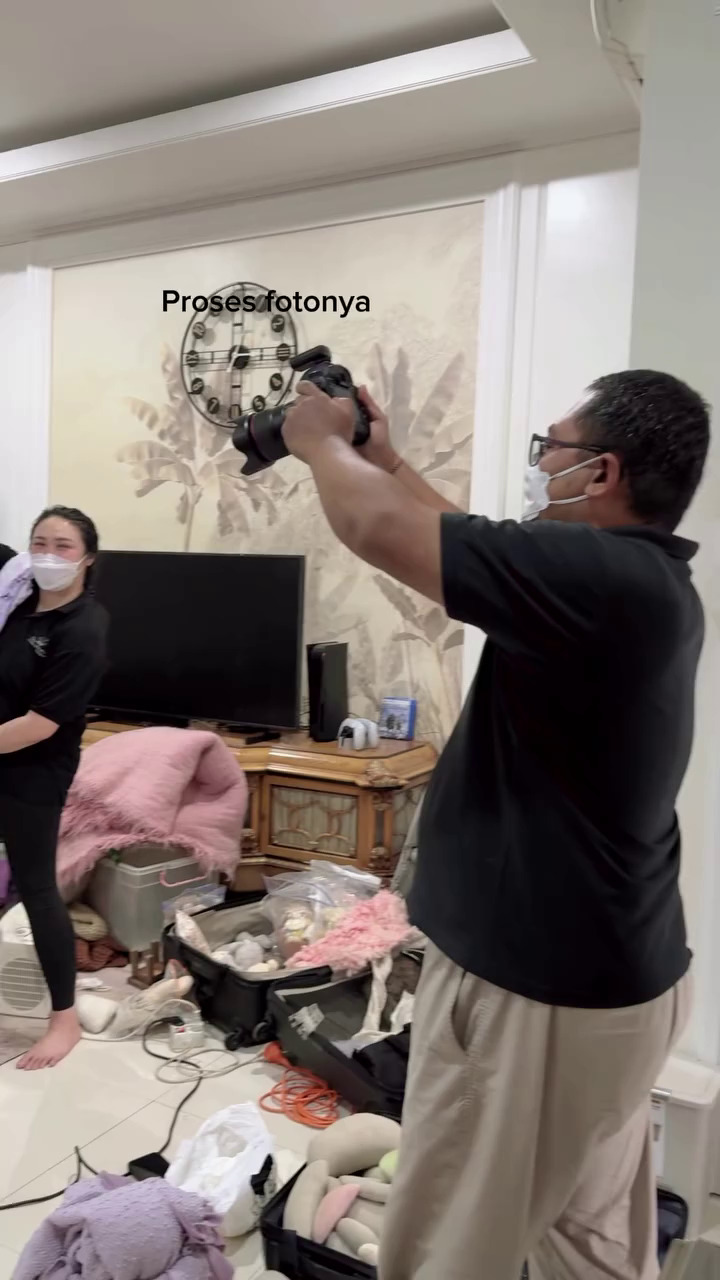 7 Momen Kiky Saputri dan Khairi jalani photoshoot bareng putri pertama, gaya si komika bikin ngakak