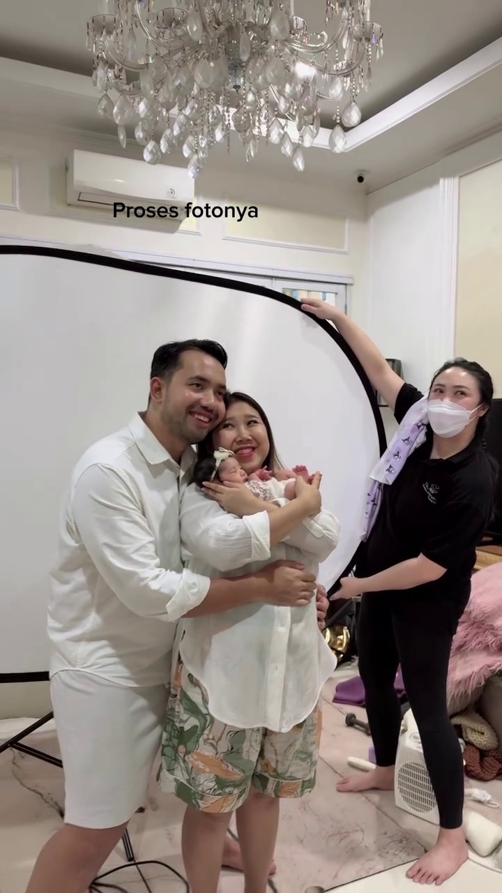 7 Momen Kiky Saputri dan Khairi jalani photoshoot bareng putri pertama, gaya si komika bikin ngakak