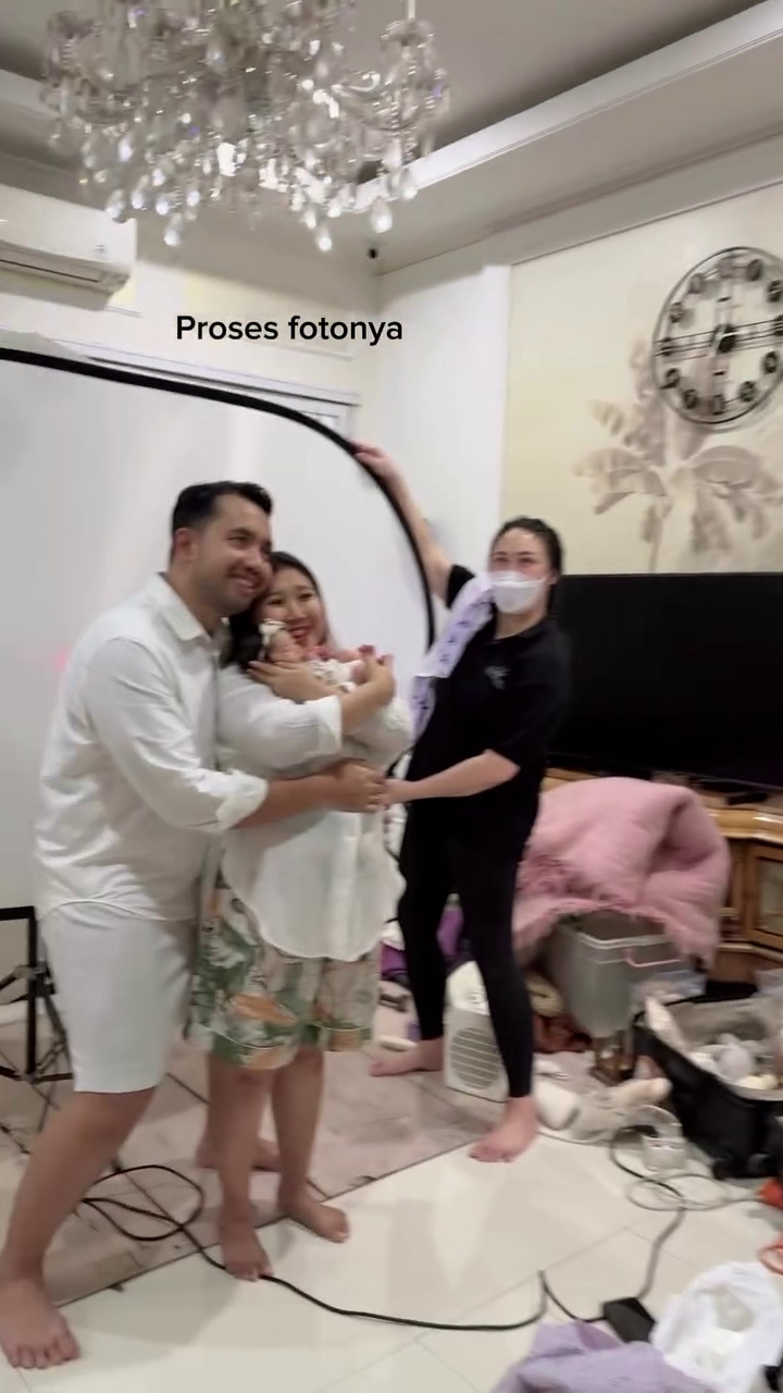 7 Momen Kiky Saputri dan Khairi jalani photoshoot bareng putri pertama, gaya si komika bikin ngakak