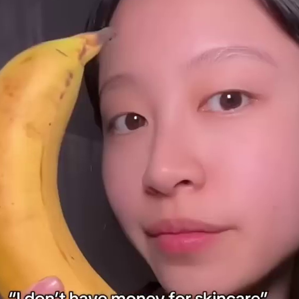 Bukannya dibuang, wanita ini gunakan kulit pisang untuk skincare yang bikin wajah glowing