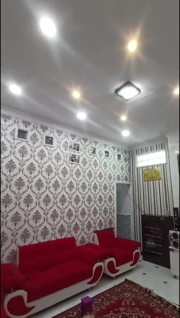 Dari luar kayu reyot bikin maling males masuk, 11 potret dalam rumah ini dindingnya elegan