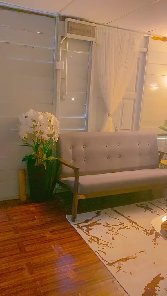 Luarnya berdinding kayu, 9 potret bagian dalam rumah ini ternyata mewah bak hotel