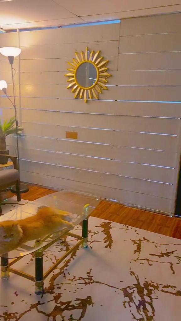 Luarnya berdinding kayu, 9 potret bagian dalam rumah ini ternyata mewah bak hotel