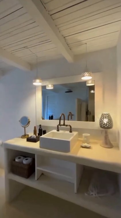 Vibe luar mirip gudang kecil, 9 potret rumah cat hijau ini dalamnya serasa di vila