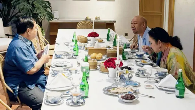Prabowo buka puasa bersama Titiek Soeharto dan Didit Hediprasetyo, air minumnya disorot netizen