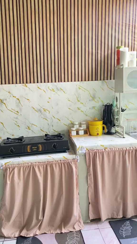 9 Potret makeover dapur kumuh dan pengap ini hasilnya estetik serba pink, bikin betah masak
