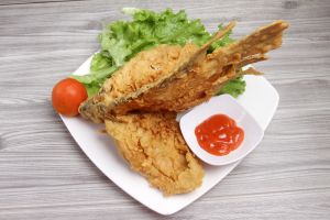 Trik bikin adonan pelapis ikan goreng yang krispi dan nggak lembek, tak usah dicampur terigu