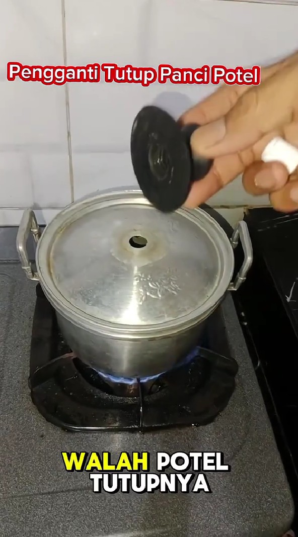 Trik kreatif memperbaiki gagang tutup panci lepas tanpa dilem, cukup pakai 1 peralatan mandi
