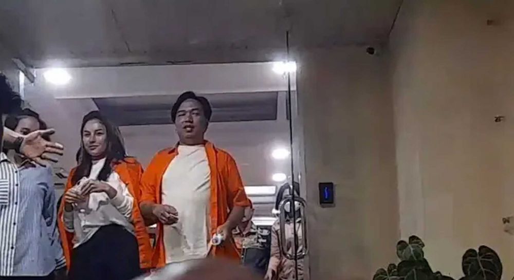 Momen penangkapan Nikita Mirzani atas kasus pemerasan dan pengancaman, santai bak model catwalk