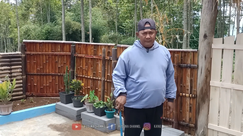 Bak gubuk letaknya di tengah hutan, 8 potret rumah panggung ini model kuno estetik