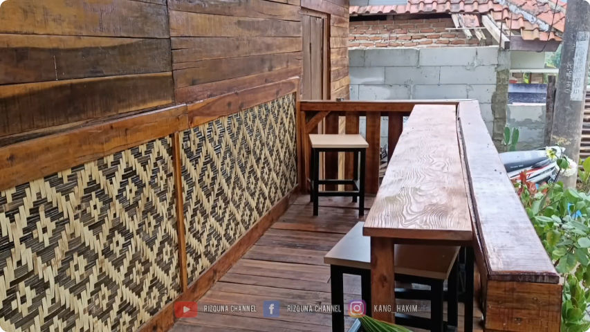 Bak gubuk letaknya di tengah hutan, 8 potret rumah panggung ini model kuno estetik