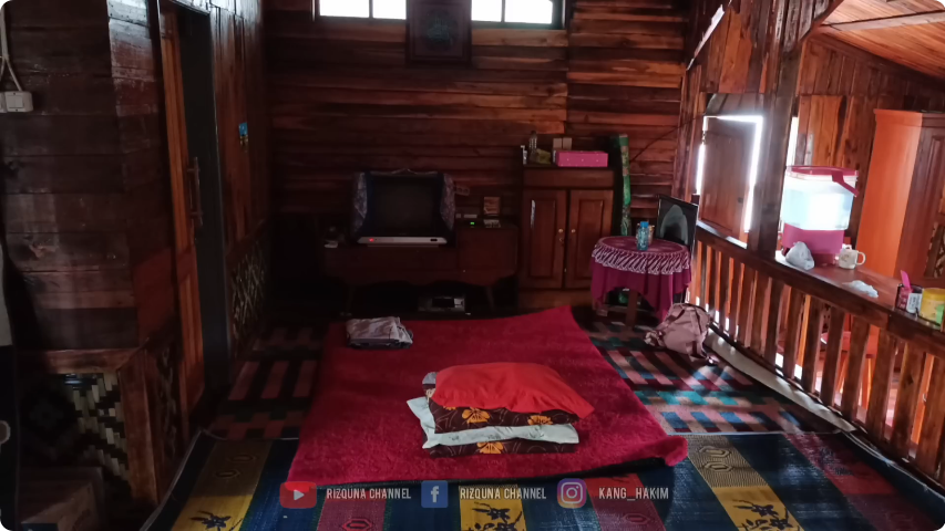 Bak gubuk letaknya di tengah hutan, 8 potret rumah panggung ini model kuno estetik