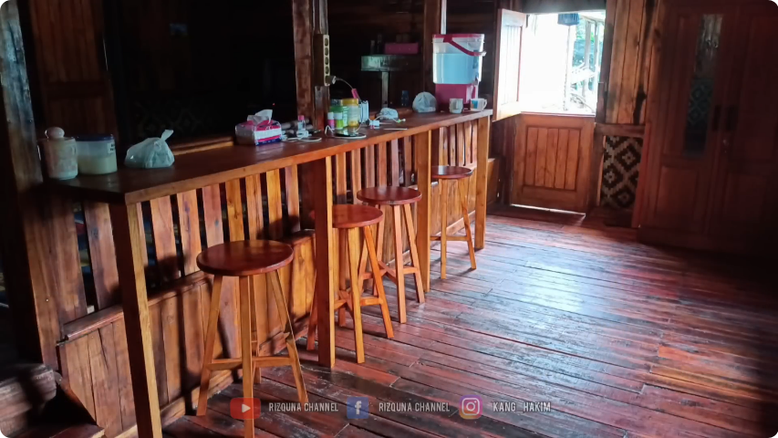 Bak gubuk letaknya di tengah hutan, 8 potret rumah panggung ini model kuno estetik