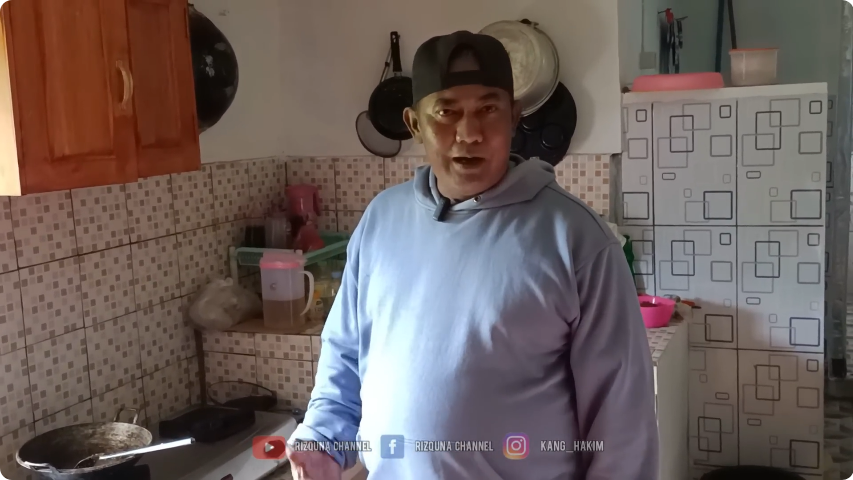 Bak gubuk letaknya di tengah hutan, 8 potret rumah panggung ini model kuno estetik