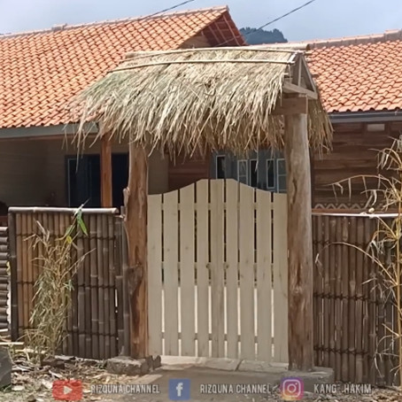 Bak gubuk letaknya di tengah hutan, 8 potret rumah panggung ini model kuno estetik