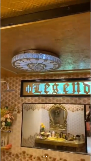 Bagian luar toilet bak gudang rongsok, 11 potret kamar mandi ini interiornya seperti istana emas
