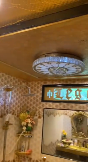 Bagian luar toilet bak gudang rongsok, 11 potret kamar mandi ini interiornya seperti istana emas