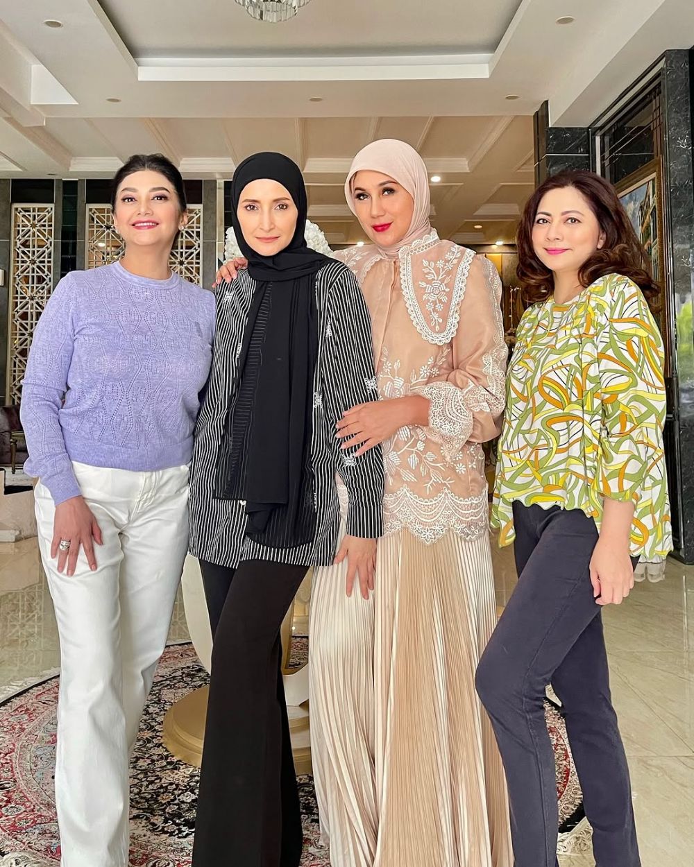 5 Potret reuni seleb era 90-an, geng artis yang menolak tua
