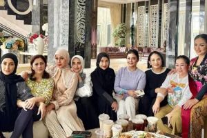 5 Potret reuni seleb era 90-an, geng artis yang menolak tua