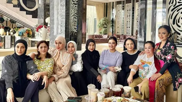 5 Potret reuni seleb era 90-an, geng artis yang menolak tua
