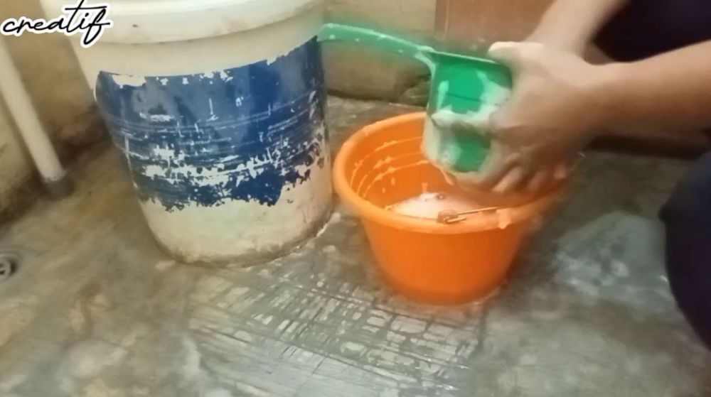 Trik mudah basmi kerak hitam licin di gayung tanpa digosok sitrun, cuma tambah 1 bahan dapur