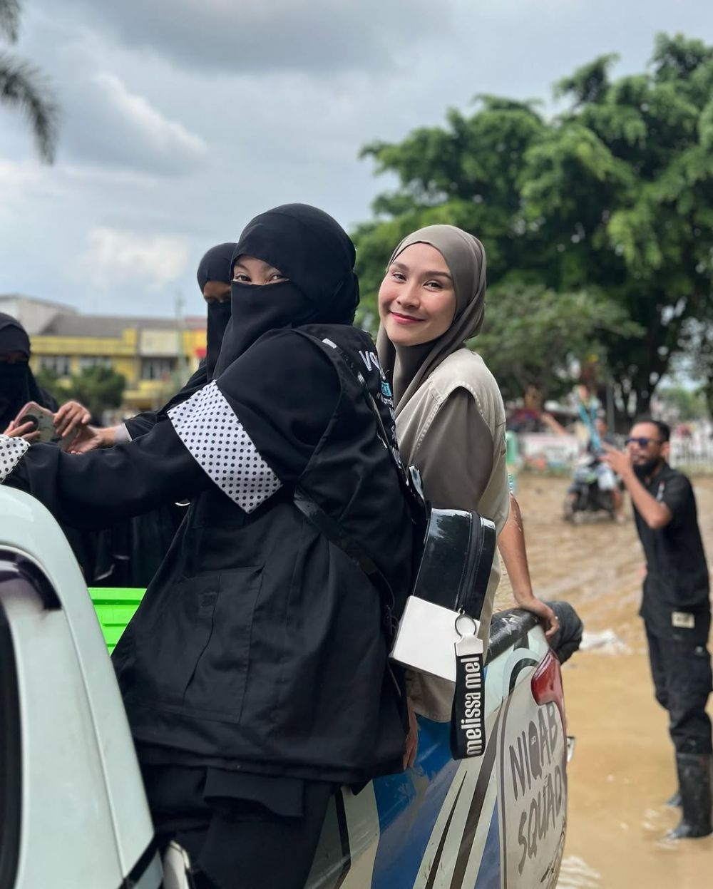 Peduli sesama, ini 9 momen Zaskia Mecca gercep turun langsung bantu korban banjir di Bogor