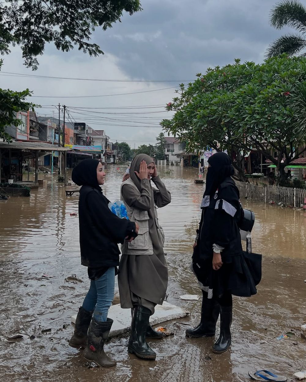 Peduli sesama, ini 9 momen Zaskia Mecca gercep turun langsung bantu korban banjir di Bogor