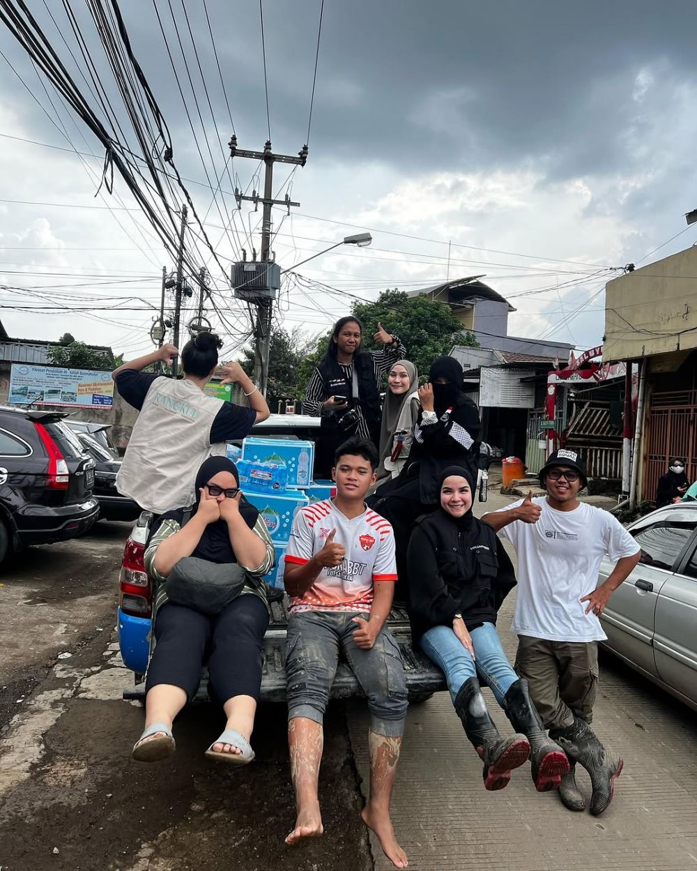 Peduli sesama, ini 9 momen Zaskia Mecca gercep turun langsung bantu korban banjir di Bogor