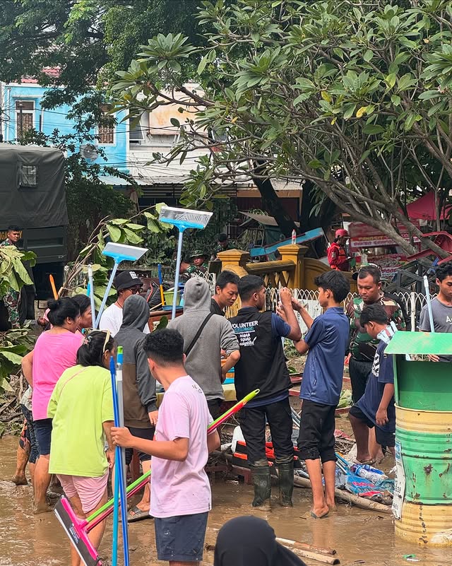 Peduli sesama, ini 9 momen Zaskia Mecca gercep turun langsung bantu korban banjir di Bogor