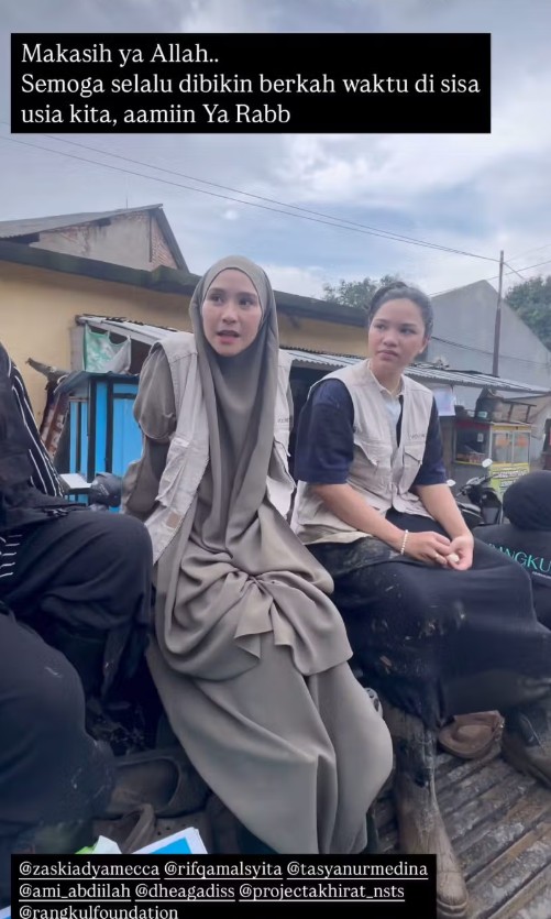 Peduli sesama, ini 9 momen Zaskia Mecca gercep turun langsung bantu korban banjir di Bogor