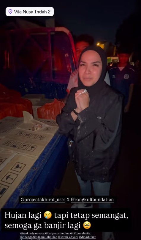 Peduli sesama, ini 9 momen Zaskia Mecca gercep turun langsung bantu korban banjir di Bogor