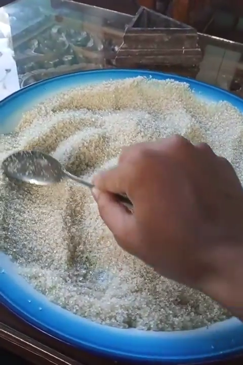 Trik simpel mengusir semua dari toples gula pasir tanpa bahan apa pun