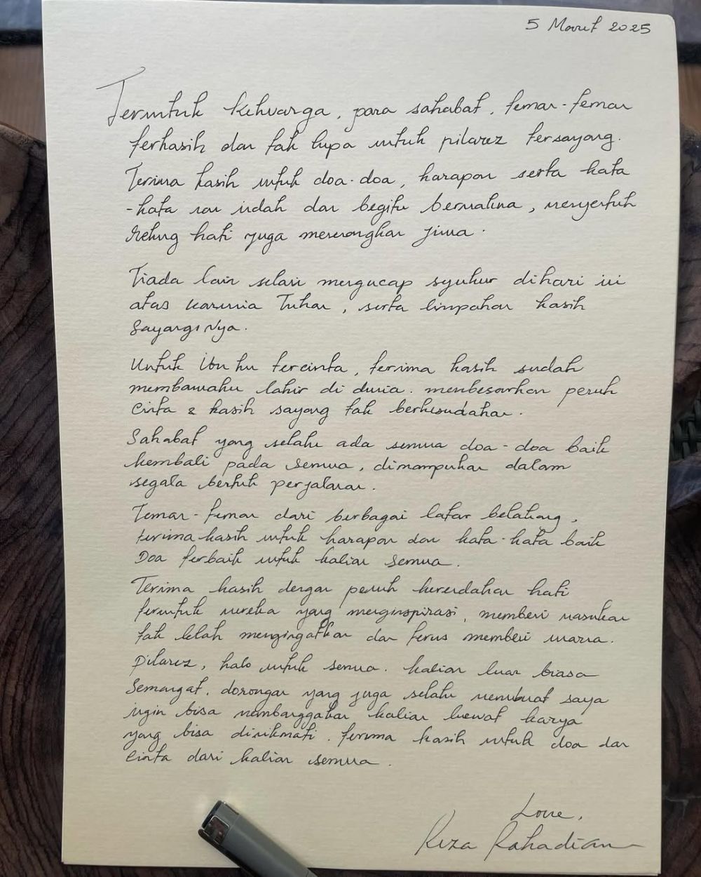 Reza Rahadian ucapkan terima kasih lewat surat di hari ultah, tulisannya mirip guru jadul tuai pujian